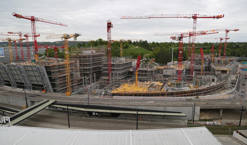 Une Chorégraphie Précise des Flèches et des Grues sur le Site de « The Circle » á Zurich
